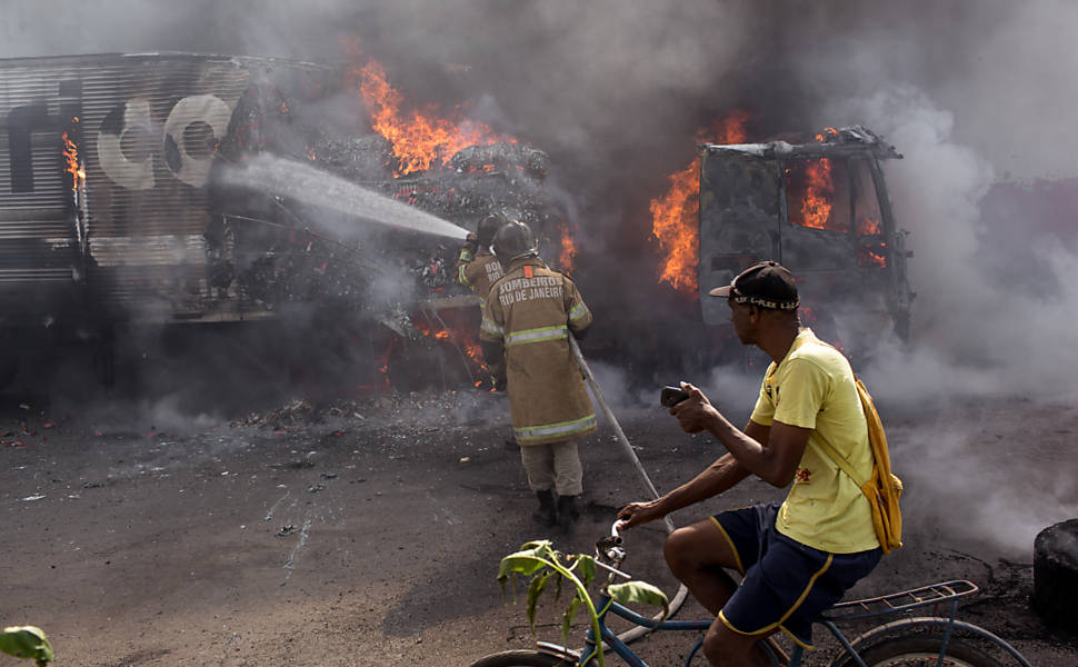 Traficantes ateiam fogo em veculos no Rio