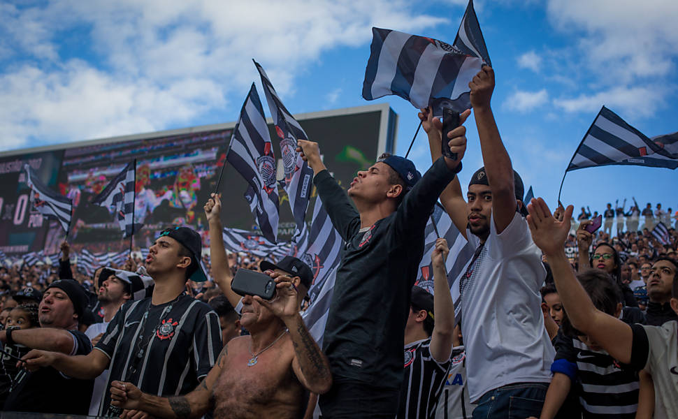 Com recorde de público, Corinthians marca no fim e bate São Paulo