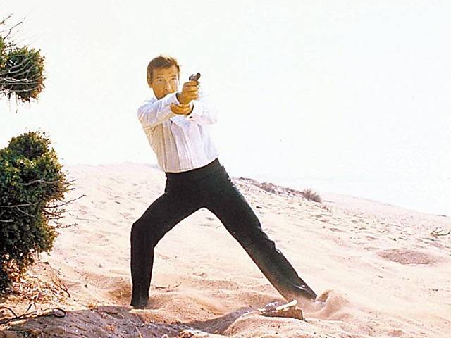 Roger Moore como James Bond