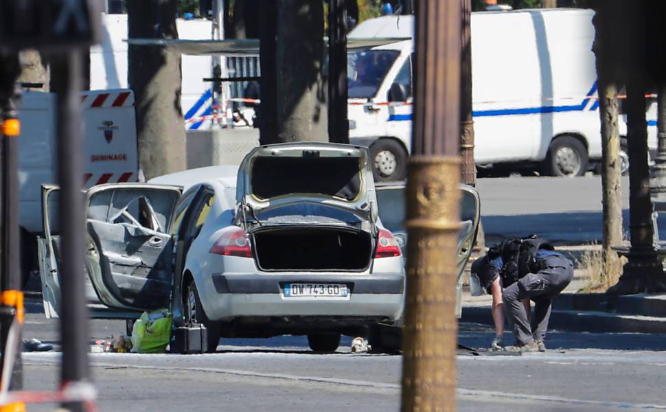 Carro atinge veculo da polcia em Paris