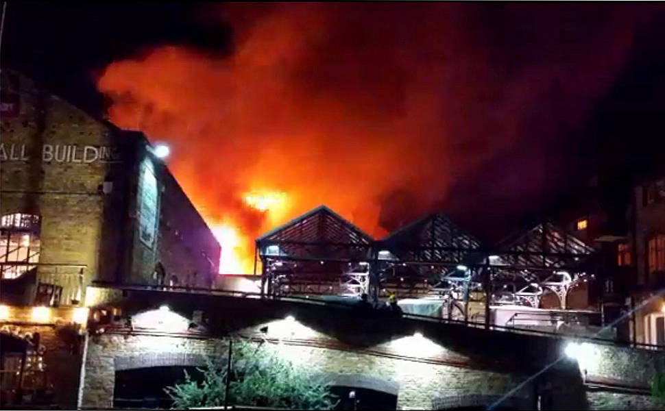 Incndio atinge Camden Market em Londres