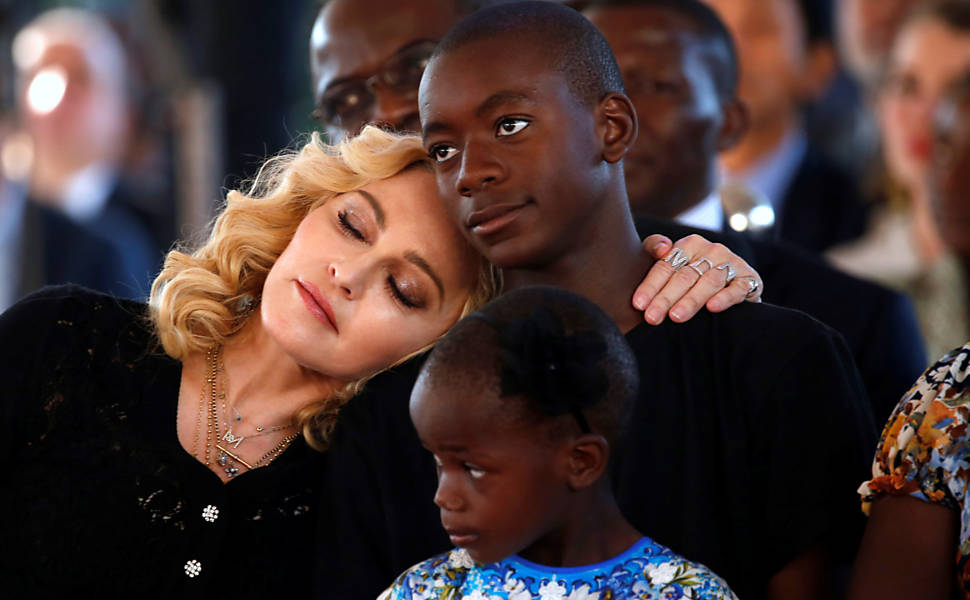 Madonna inaugura hospital no Maláui