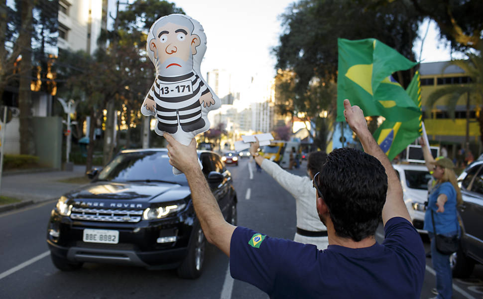 Manifestantes comemoram a condenao de Lula
