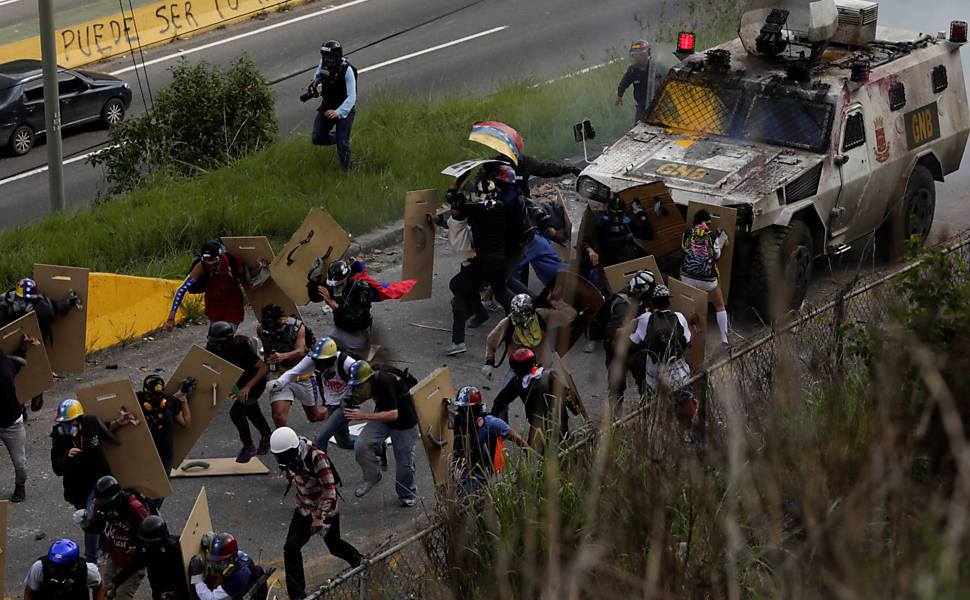 Blindado atropela manifestantes na Venezuela
