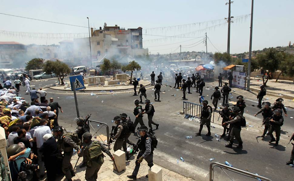Conflito entre palestinos e a polcia israelense