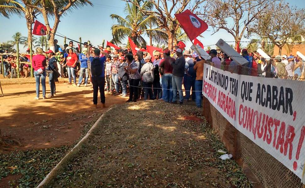 Mst Invade Fazendas Pelo Brasil 08042018 Poder Fotografia Folha De Spaulo 