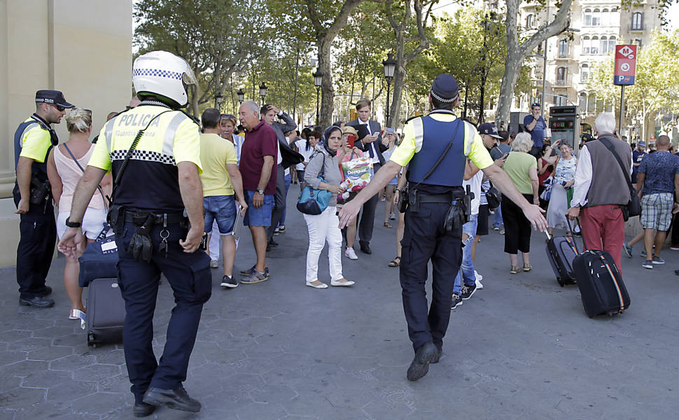 Van atropela pedestres em Barcelona