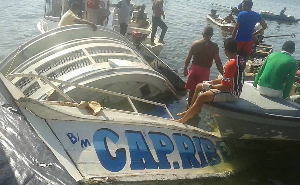Barco naufraga com 70 pessoas no PA