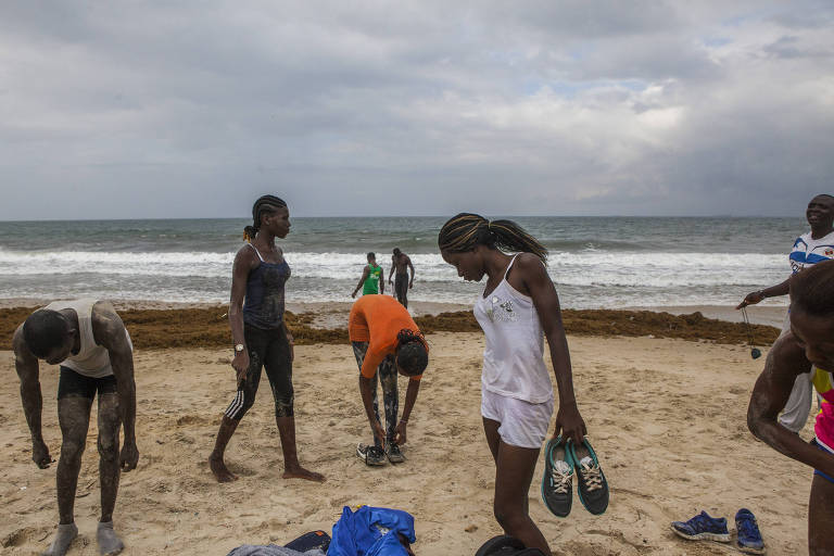 Atletas na praia de Aberdeen, em Freetown, Serra Leoa