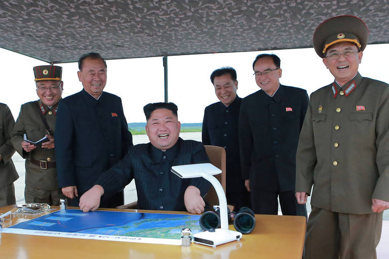 O ditador Kim Jong-un acompanha o lanamento de mssil norte-coreano que sobrevoou o norte do Japo