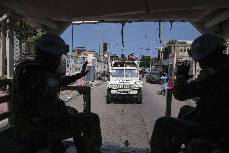 Militares brasileiros patrulham pela ltima vez a favela d Cit Soleil, no Haiti