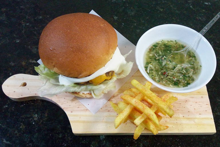 Hambúrguer de costela com fritas e molho (R$ 18), da lanchonete To Fritis Frango Crocante