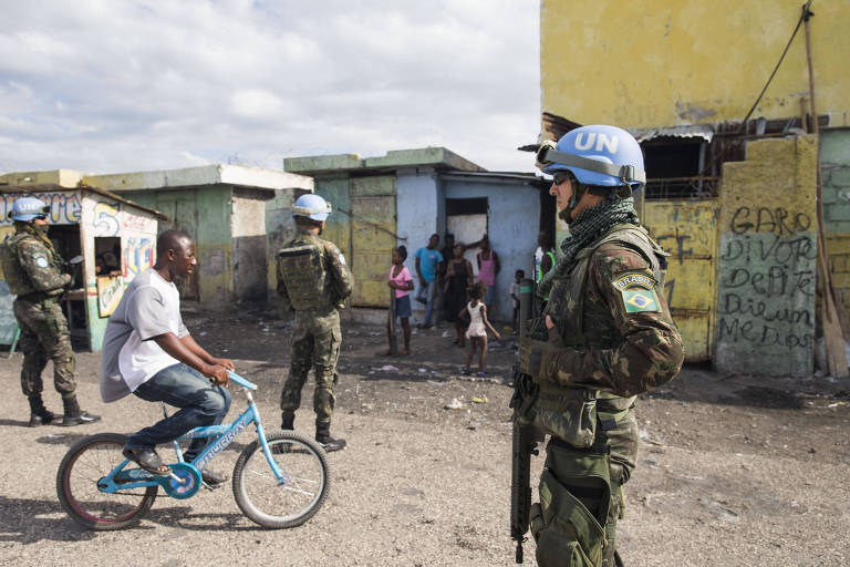 Militares brasileiros fazem sua ltima patrulha da misso no Haiti em Cit Soleil, favela de Porto Prncipe