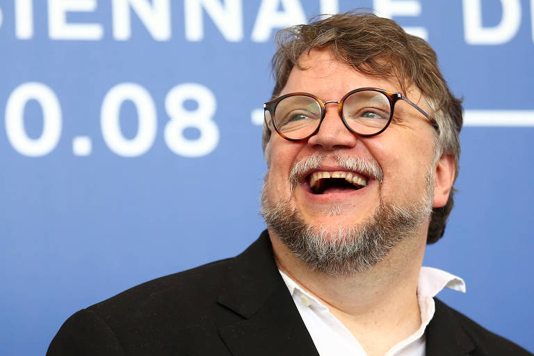Del Toro posa para fotos durante o festival de Veneza