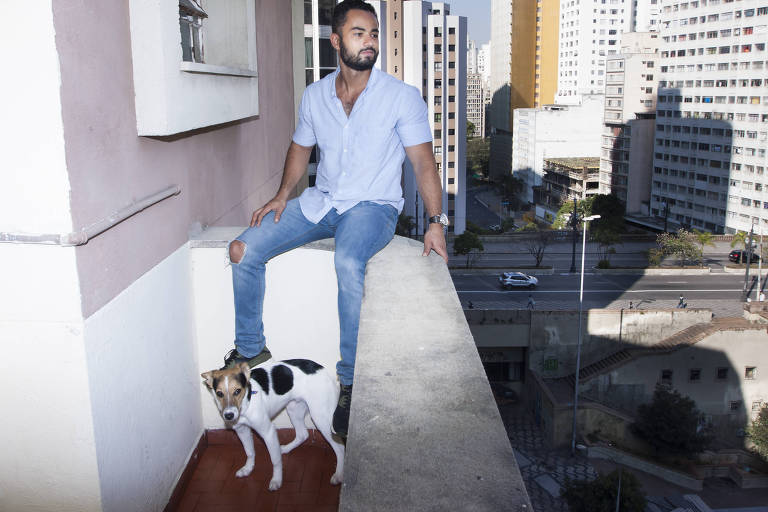 Raphael Olmpio Costa, 29, em seu apartamento no centro de So Paulo, onde tambm mantm seu home office