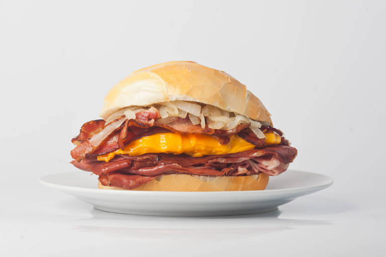 Sanduíche de mortadela com bacon, cheddar e cebola