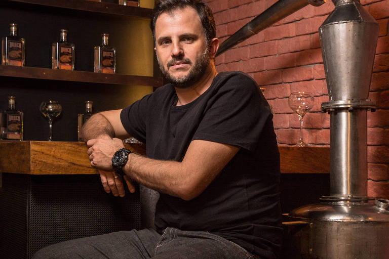 O empresrio Rodrigo Marcusso, 39, no seu bar, em SP