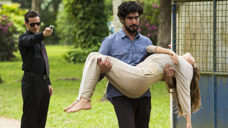 Renato (Renato Góes) vai ao sítio resgatar Alice (Sophie Charlotte), sequestrada por Vitor (Daniel de Oliveira)