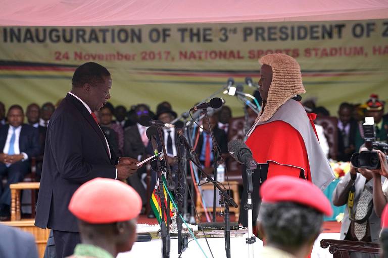Emmerson Mnangagwa (esq.) faz o juramento para tomar posse como presidente do Zimbábue