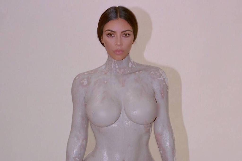 Kim Kardashian posa nua para fotos de divulgação do seu novo perfume