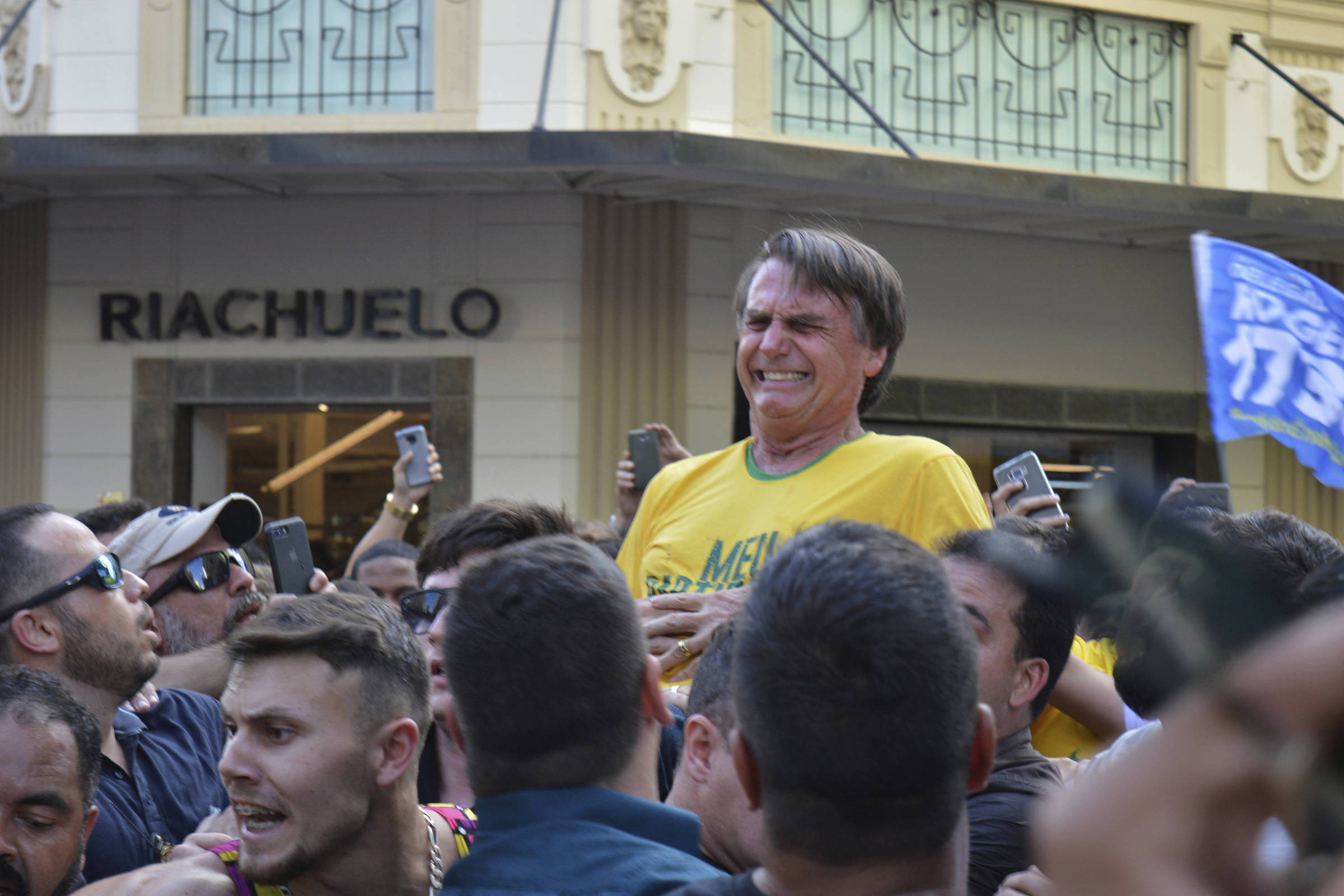 Aliados usam imagem de Bolsonaro internado mas tática divide campanha