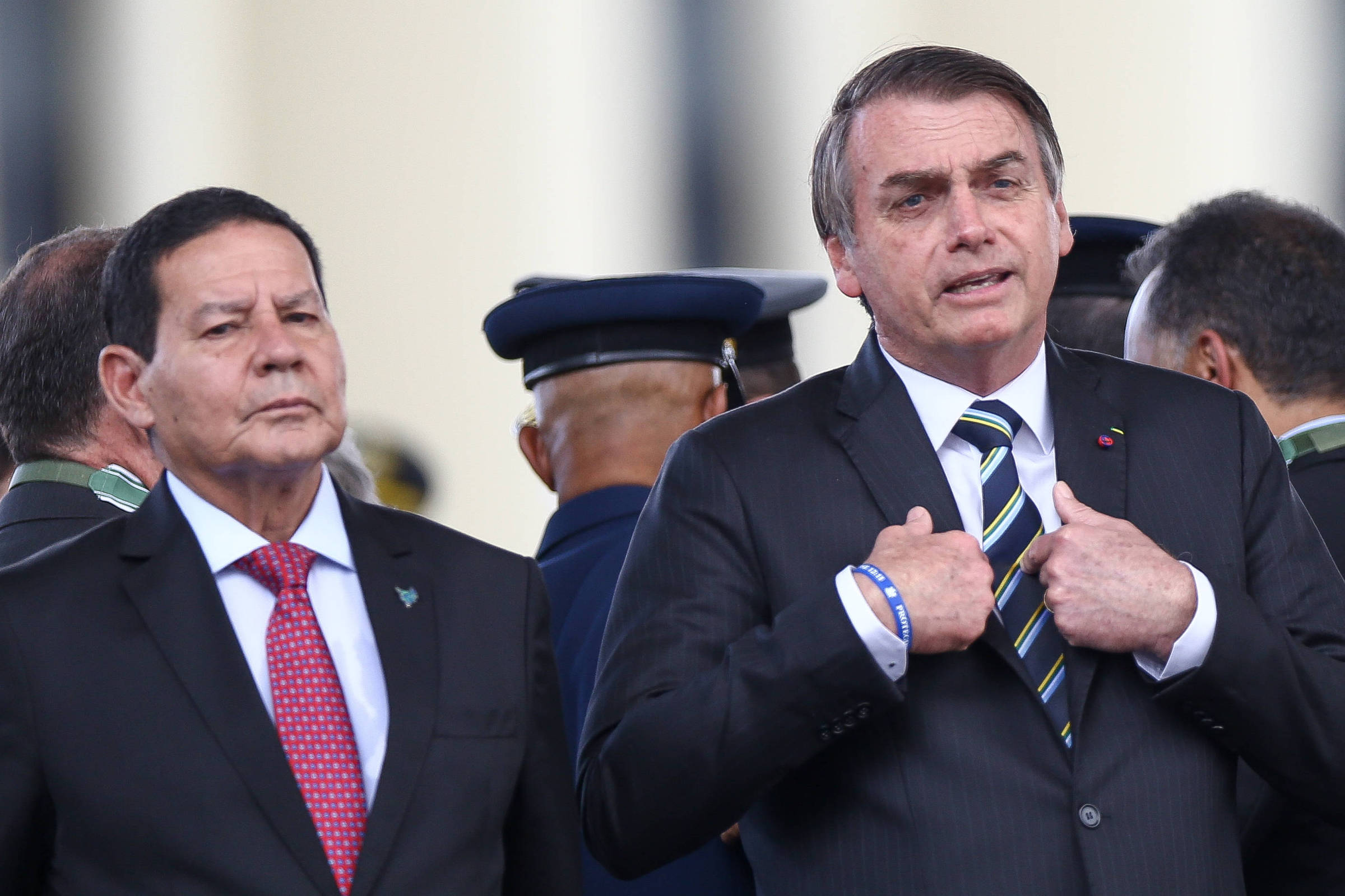 O presidente Jair Bolsonaro (PSL) e o vice, Hamilton Mourão, durante cerimônia de comemoração do Dia do Exército, em Brasília