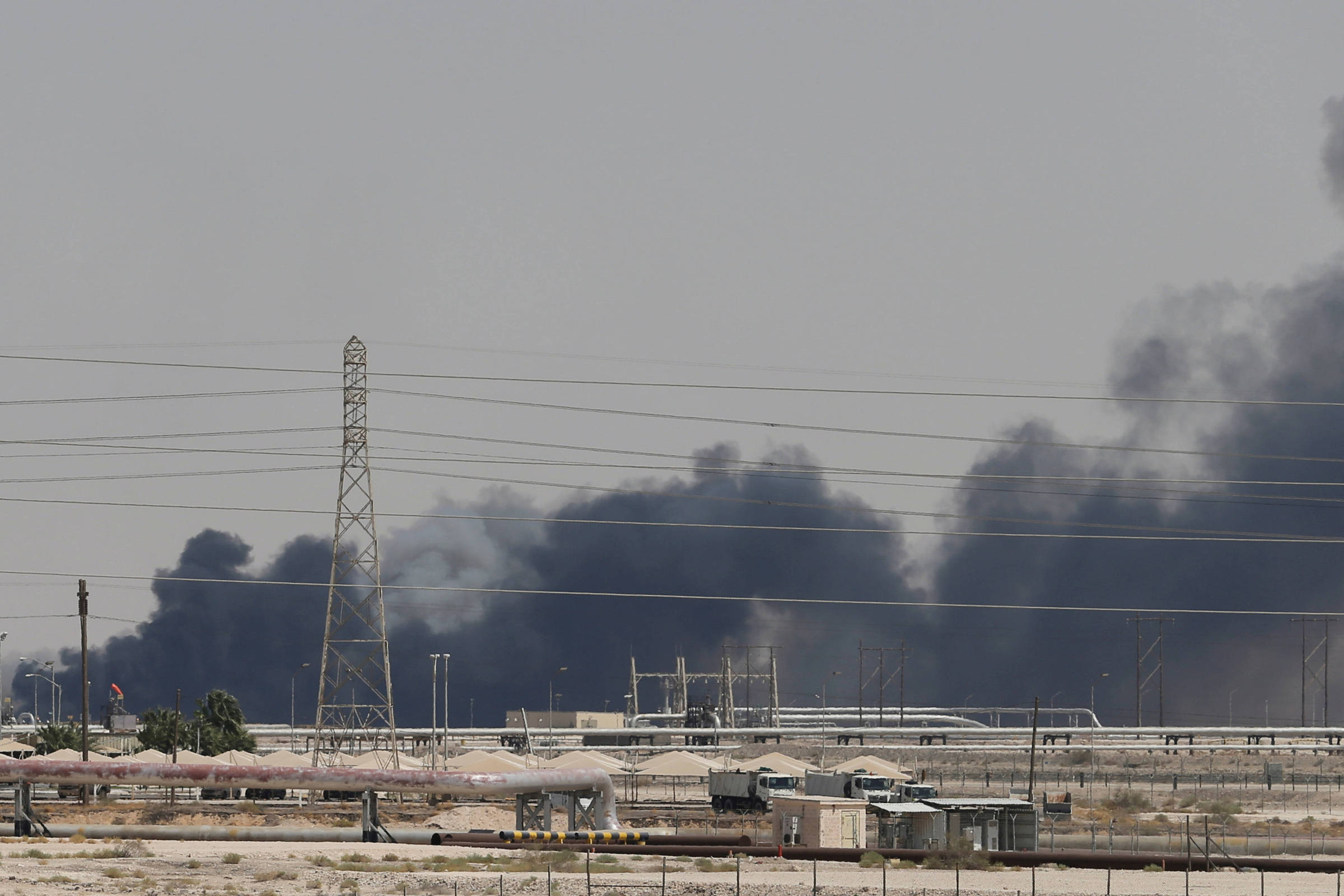 Fumaça se espalha após incêndio causado por ataque de drone a instalação petrolífera da Aramco em Abqaiq, Arábia Saudita. 

