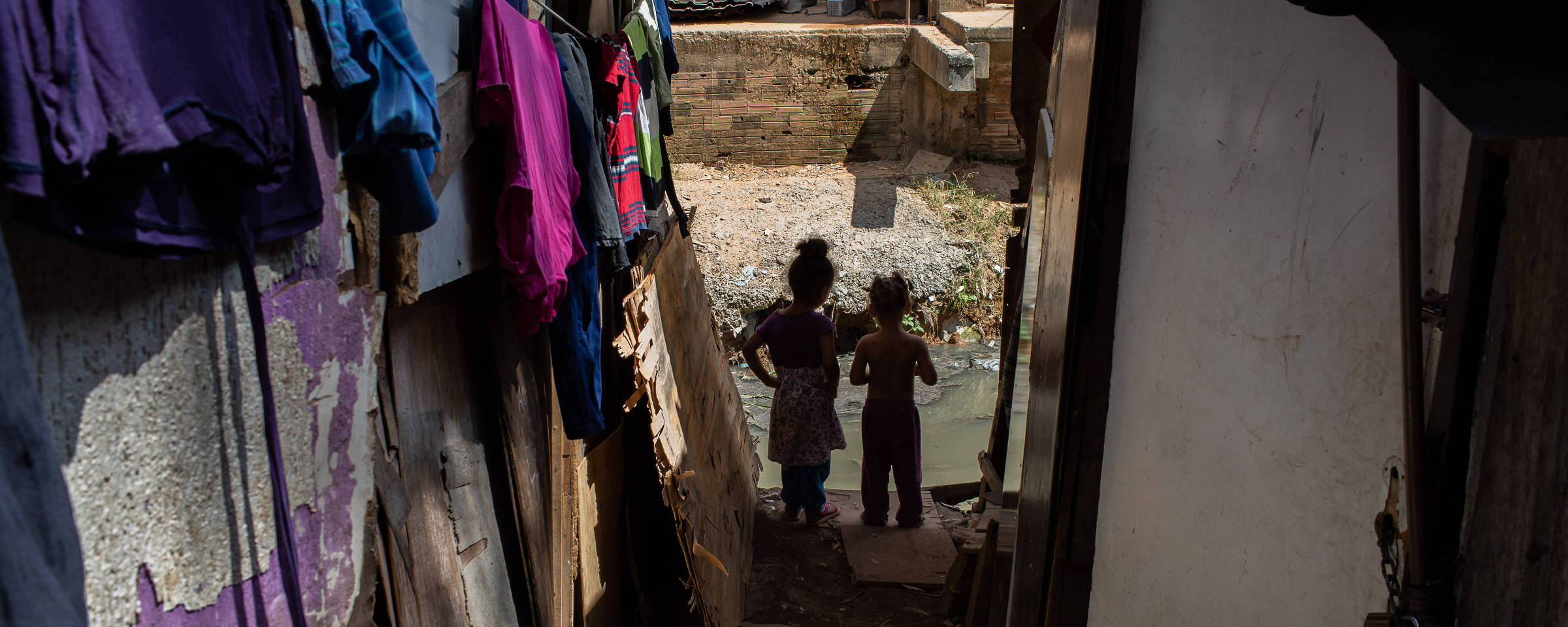 Nas favelas moradores passam fome e começam a sair às ruas 27 03