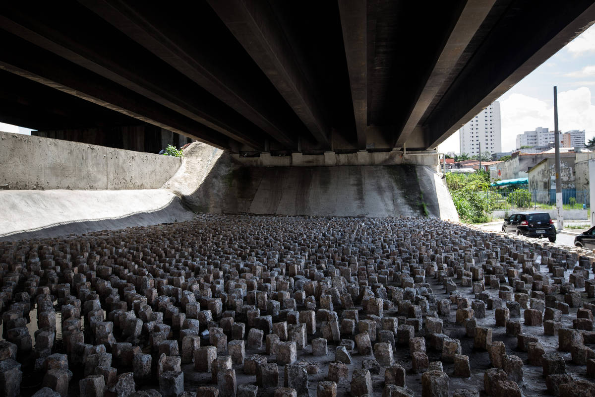 Para Evitar Moradores De Rua Prefeitura Instala Pedras Sob Viadutos Na