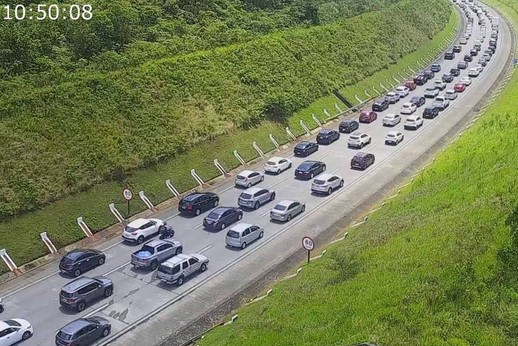 Motoristas Enfrentam Congestionamento Na Descida Ao Litoral De Sp Nesta