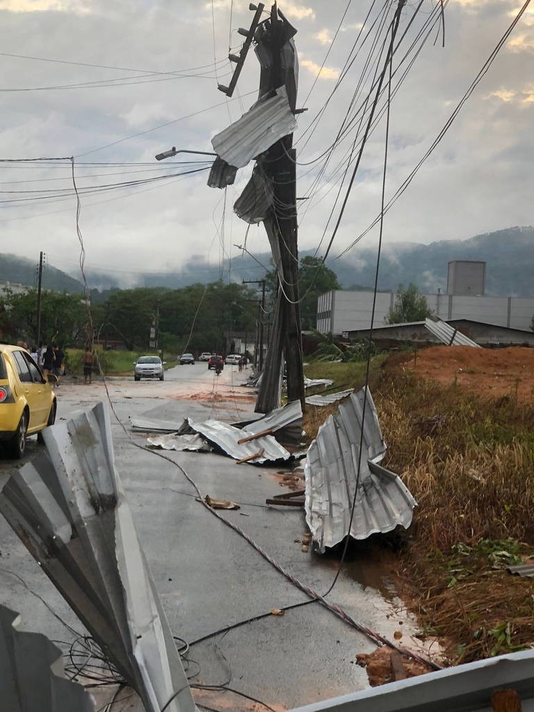 Tornado Ventos De At Km H Causa Estragos Em Sc