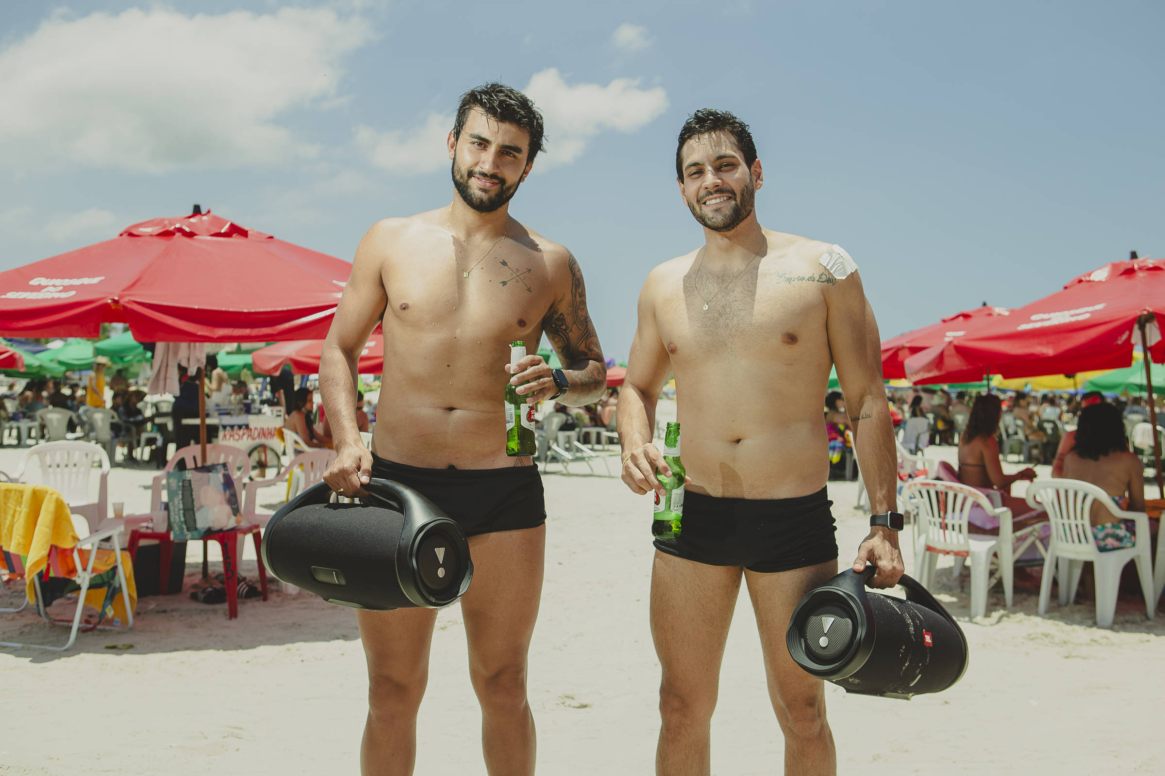 Praias Lotadas T M Disputa De Caixas De Som Entre Turistas