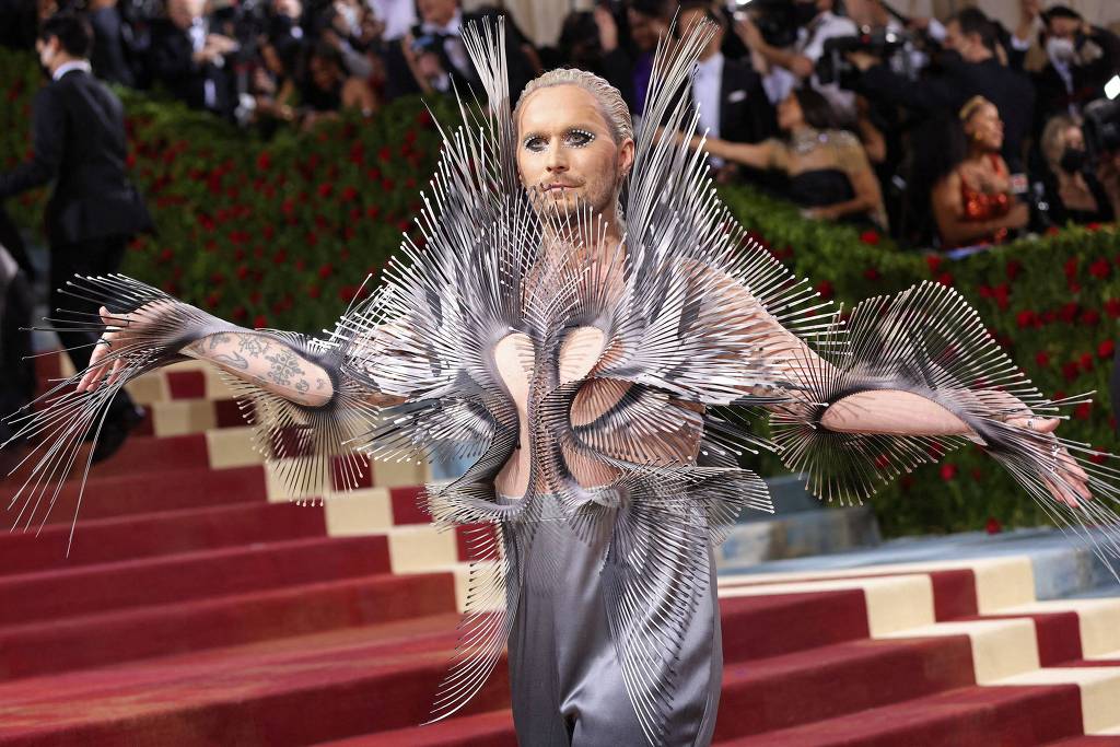 Met Gala 2022 Famosos apostam em looks exóticos no tradicional baile