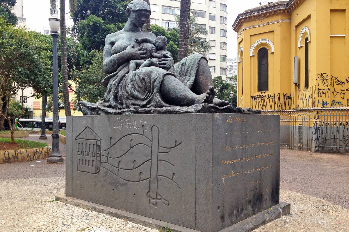 Monumento Mãe Preta obra do escultor Júlio Guerra 20 06 2022 Sao