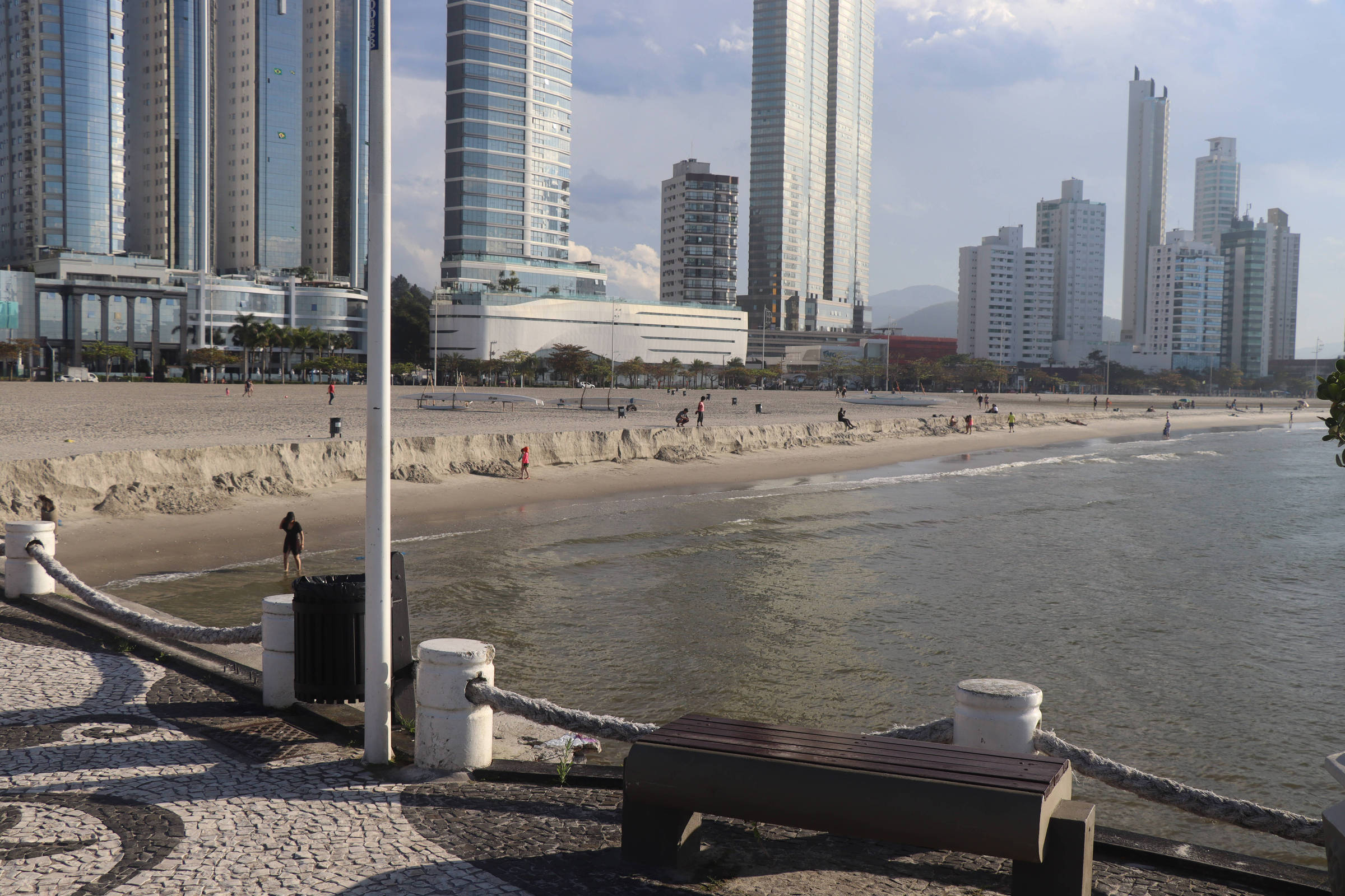 Areia cede em Balneário Camboriú e forma degrau na praia 21 10 2022