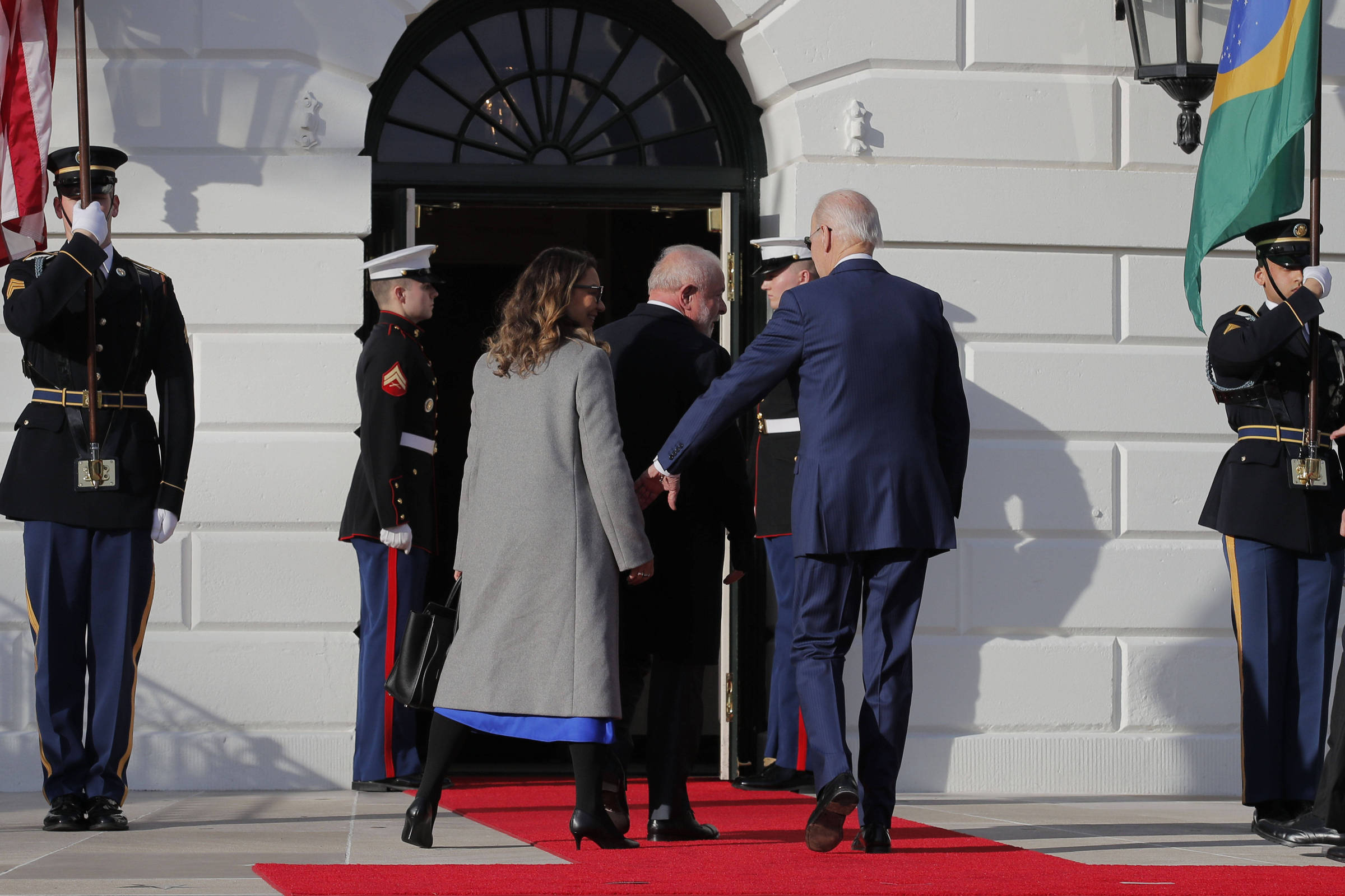 Janja entra na Casa Branca de mãos dadas Biden 10 02 2023 Você