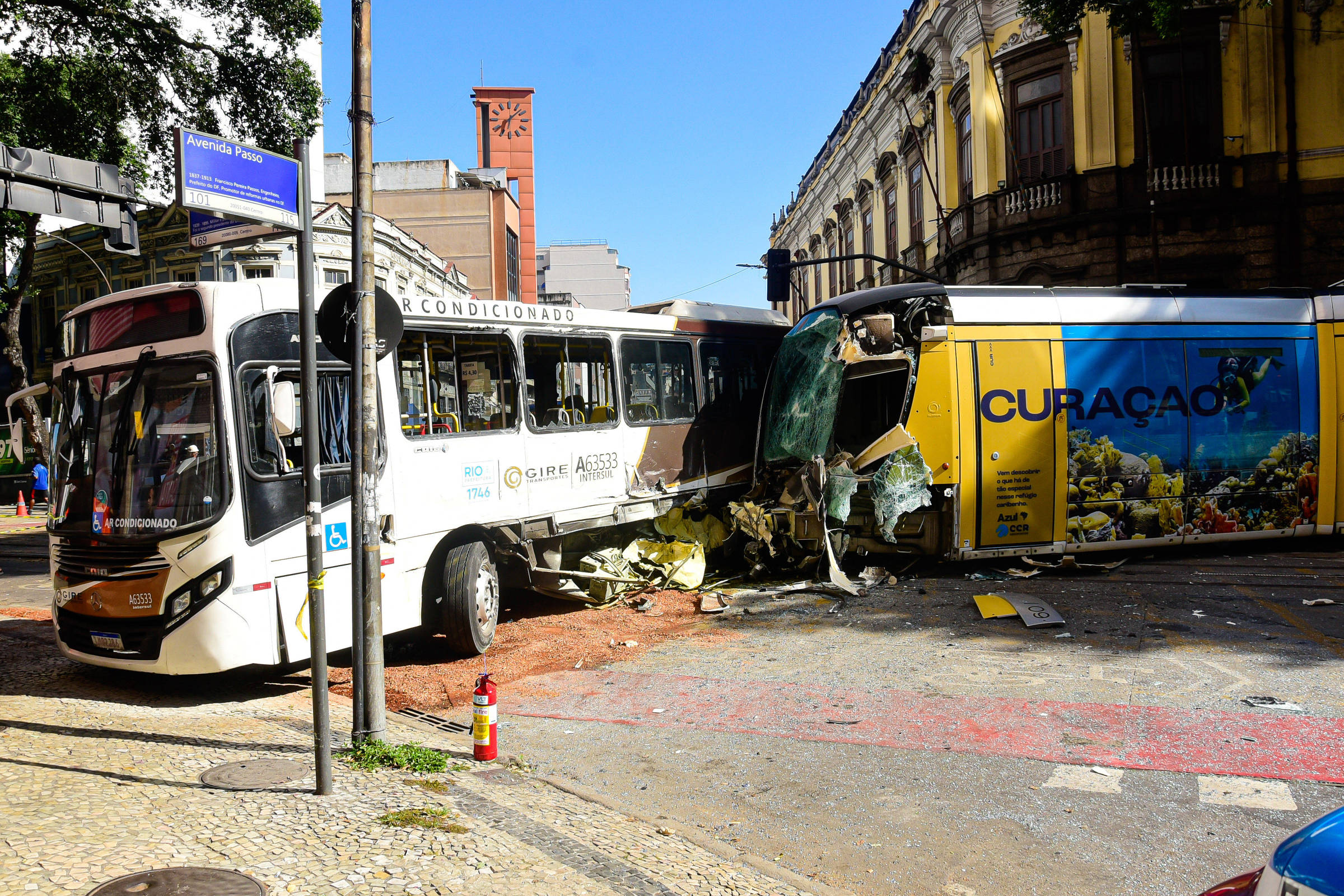 Colisão entre ônibus e VLT fere ao menos 16 no Rio 03 05 2023