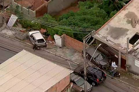 Caminh O Atinge Carros E Casas Em Embu Das Artes