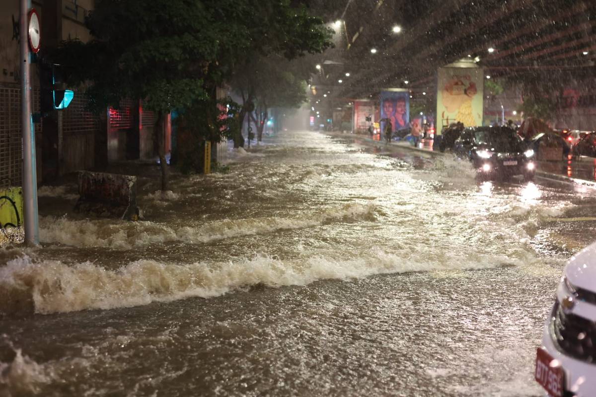 Chuva provoca vários pontos de alagamentos na região central de São