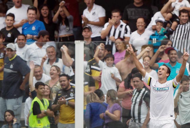 O atacante Thiago Ribeiro comemora gol do Santos contra o Palmeiras