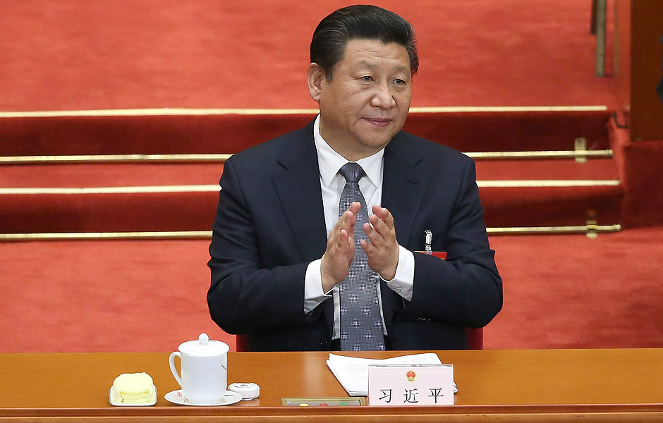 Presidente chins, Xi Jinping, aplaude durante sesso do Congresso 