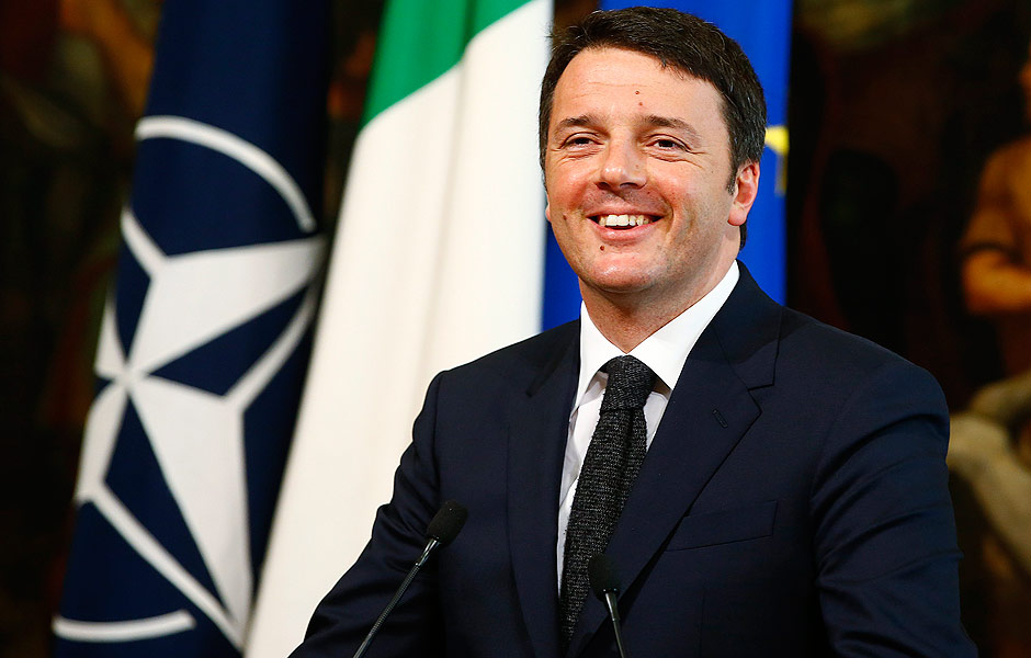 Premi italiano, Matteo Renzi, sorri durante uma entrevista a jornalistas em Roma