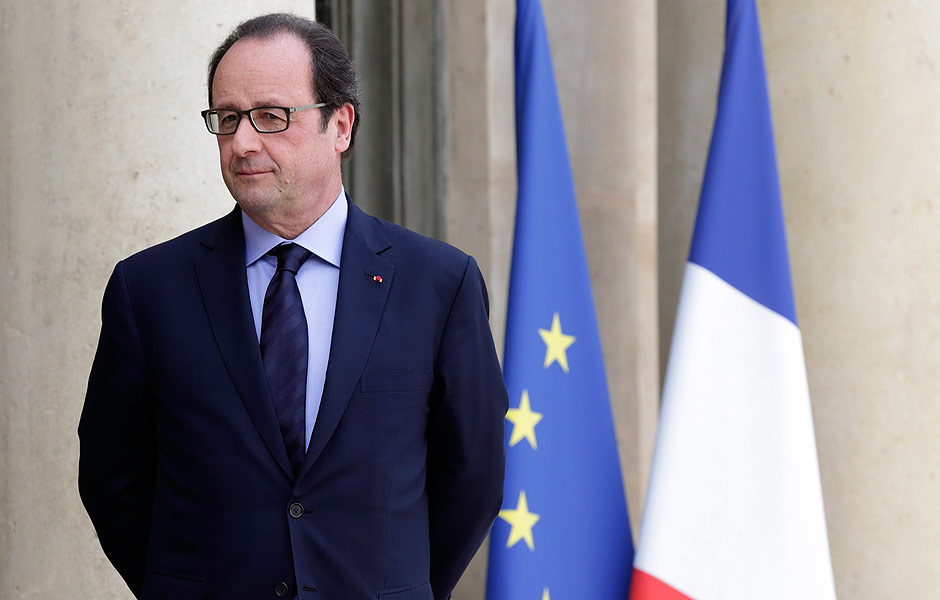 Presidente francs, Franois Hollande, aguarda convidados nas escadarias do Palcio Eliseu, em PAris