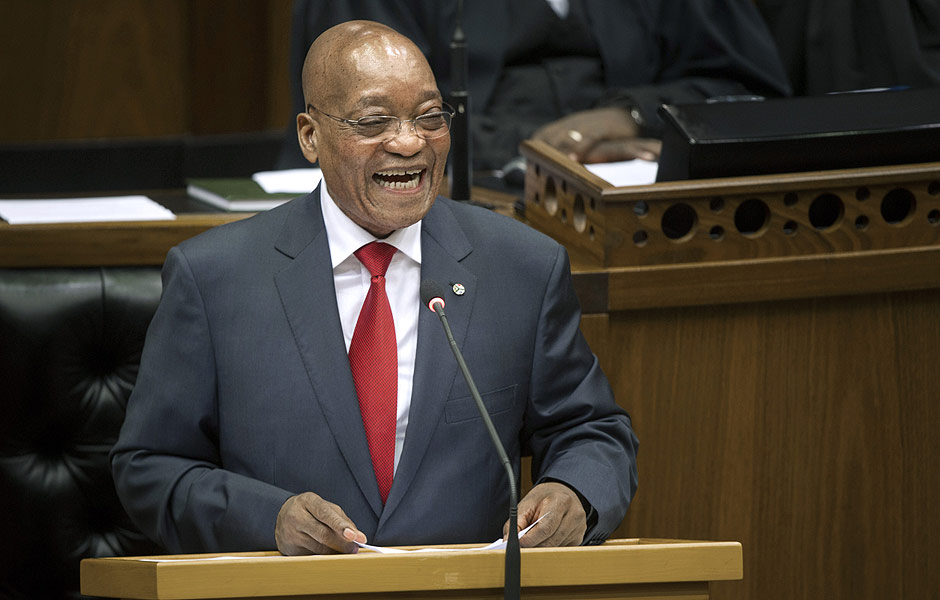 Presidente sul-africano, Jacob Zuma, ri ao responder pergunta no Parlamento 