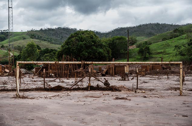 Campo de futebol em Paracatu de Baixo (MG), afundado aps rompimento de barragem
