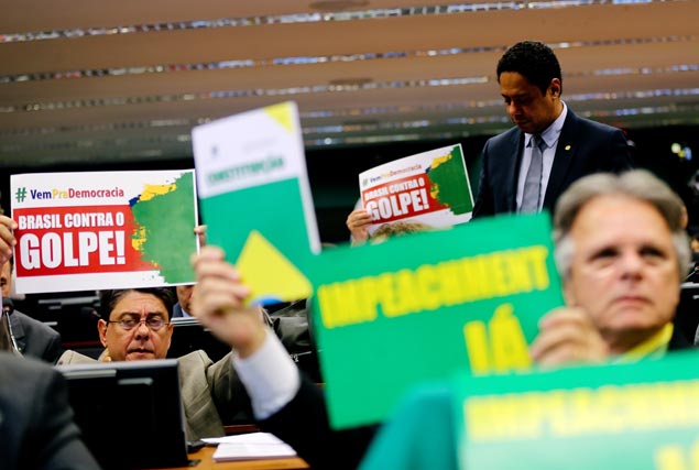 GALERIA DA SEMANA - ABRIL 01 - BRASLIA, DF, BRASIL, 08.04.2016. Deputados levantam cartazes contra e  favor do Impeachment durante Comisso Especial que fdebate o relatrio do deputado Jovair Arantes, que pede o afastamento da presidente Dilma Rousseff. (FOTO Alan Marques/Folhapress) PODER