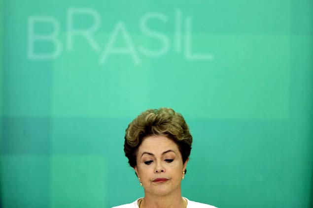 GALERIA - O CAMINHO DO IMPEACHMENT - No mesmo dia, a presidente Dilma Rousseff (PT) diz ter recebido a notícia com "indignação" e ataca, ainda que sem citá-lo, o presidente da Câmara, Eduardo Cunha (PMDB): "Não paira contra mim suspeita de desvio de dinheiro público, não possuo conta no exterior nem ocultei a existência de bens pessoais"