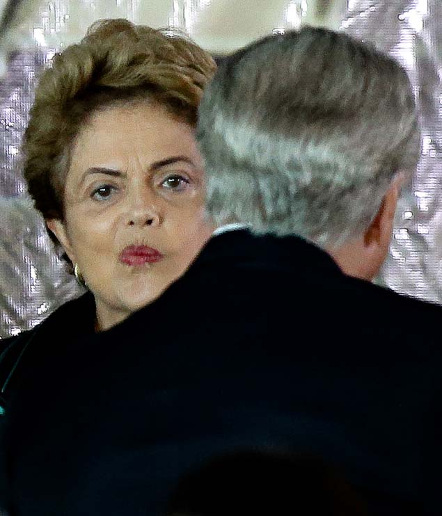 GALERIA TRAJETRIA MICHEL TEMER - A presidente Dilma Rousseff d beijo no vice-presidente Michel Temer, ao lado o ministro da Defesa, Aldo Rebelo, durante a cerimnia de apresentao do oficiais-generais e almoo de confraternizao com os militares no Clube do Exercto.