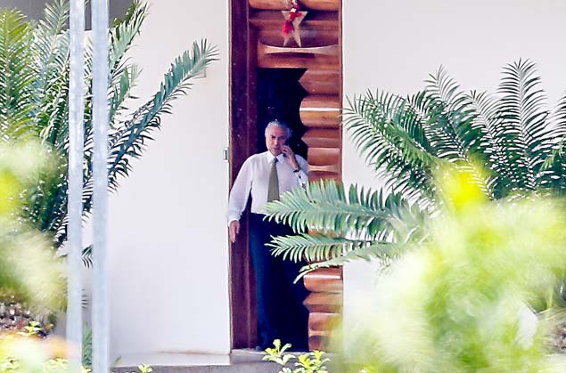  GALERIA TRAJETÓRIA MICHEL TEMER - O vice presidente Michel Temer é visto ao telefone na porta do Palácio do Jaburu, em Brasília