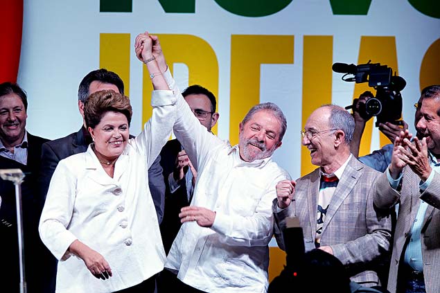 GALERIA DILMA ROUSSEFF: MANDATOS E CRISE - A presidente reeleita pelo PT, Dilma Rousseff comemora, ao lado do ex-presidente Luiz Incio Lula da Silva, durante discurso da vitria, no hotel Royal Tulip, em Braslia (DF). Na disputa mais acirrada da histria, Dilma foi reeleita com 51,6% dos votos totais